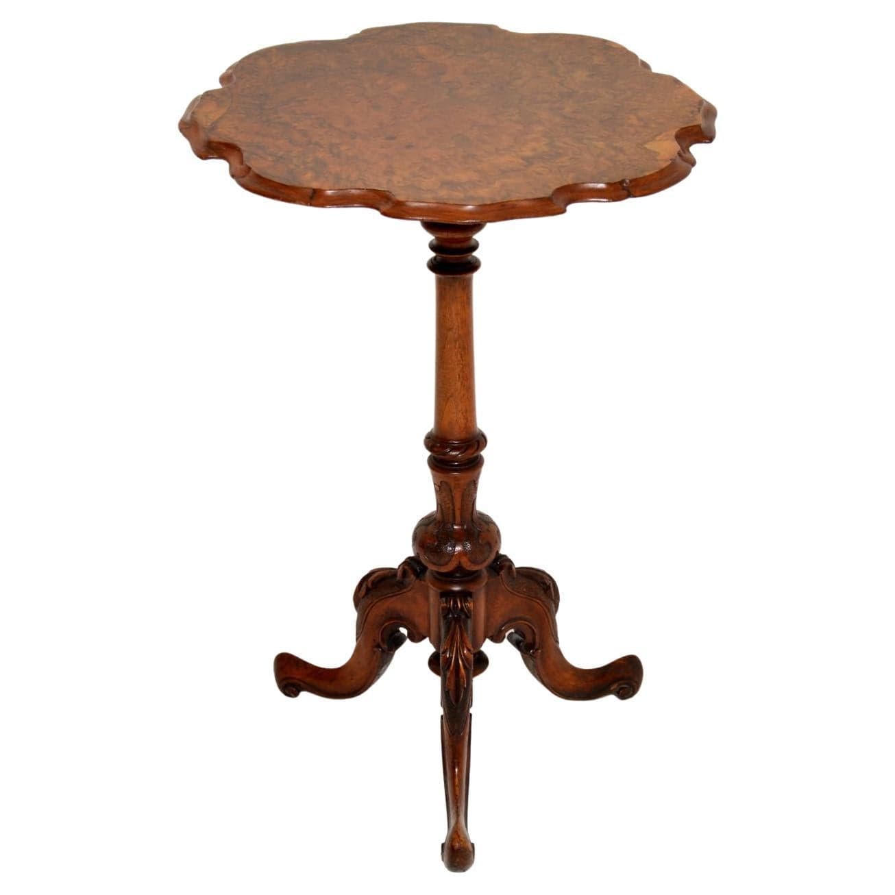 Table d'appoint ancienne en ronce de noyer En vente sur 1stDibs