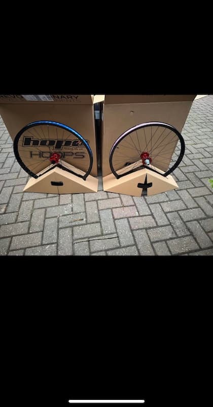 Hope pro 4 hubs red on fortus 30 rim For Sale