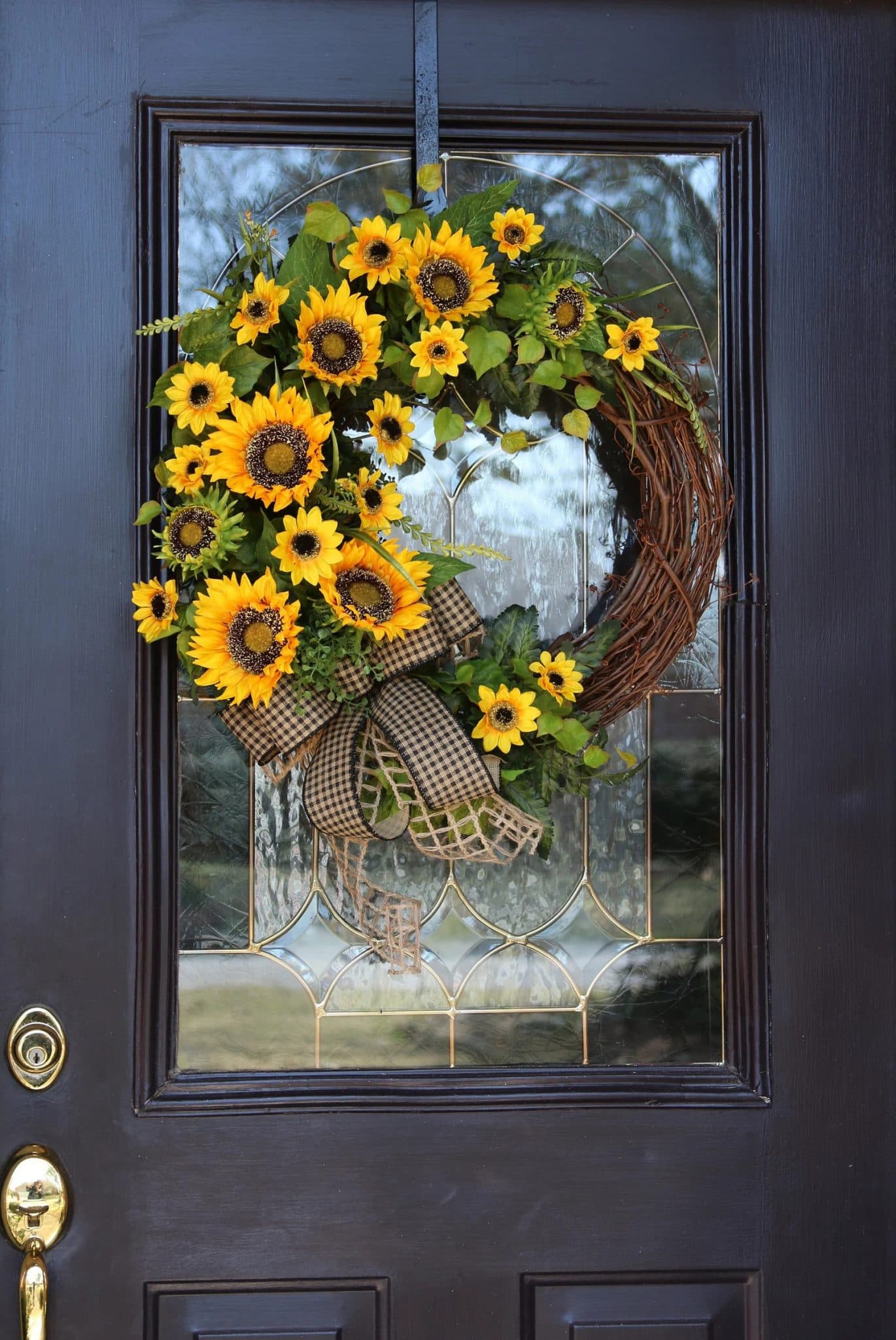 15 Vibrant Sunflower Wreath Designs For Your Home's Summer Theme